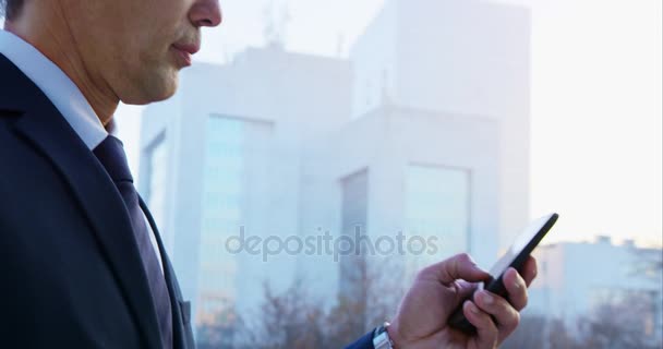 Hombre de negocios escribiendo mensaje por teléfono — Vídeos de Stock