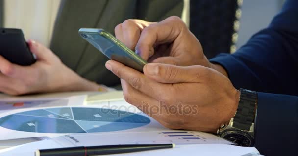 Businesspeople writing email on phone — Stock Video