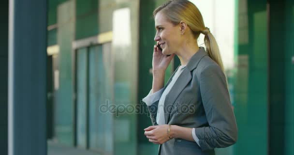 Businesswoman parla sul cellulare — Video Stock