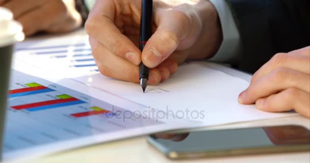 Hombre de negocios escribiendo notas durante la reunión — Vídeo de stock