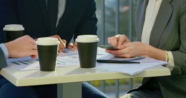 Colegas sentados à mesa ao ar livre — Vídeo de Stock