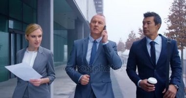 Ofise yürürken iş konuşma