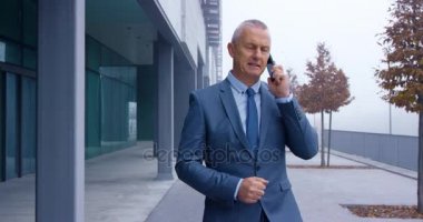 İşadamı cep telefonundan konuşuyor