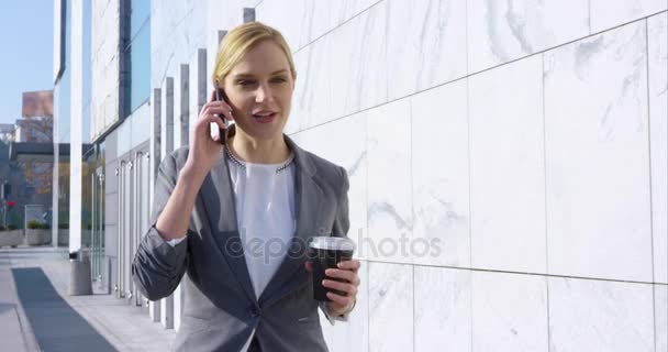 Empresaria habla por teléfono móvil — Vídeo de stock