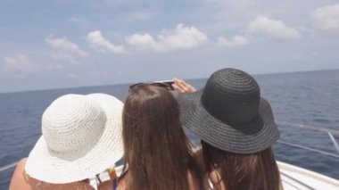 Selfie tekne yapım kadın arkadaşlar