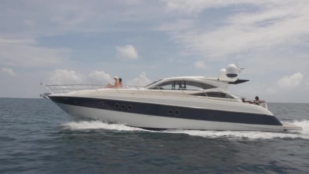 Croisière en bateau de luxe vers la mer ouverte 