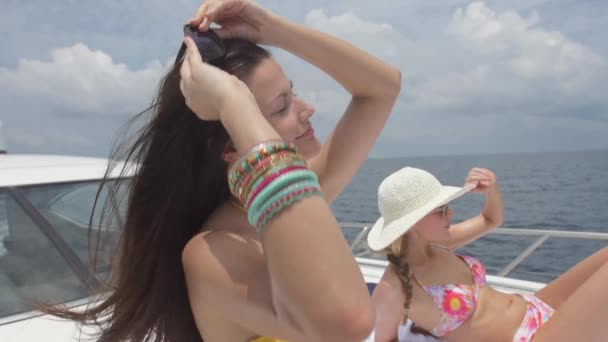 Beste Freunde sonnen sich an Deck des Bootes — Stockvideo