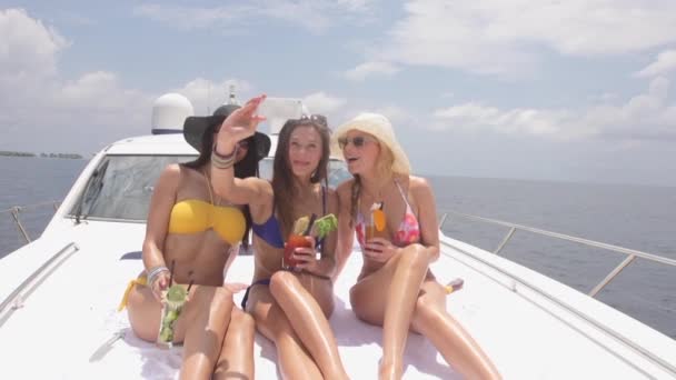 Mujer Friends Sonriendo para una foto selfie perfecta — Vídeo de stock