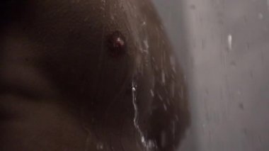 kaslı adamın vücudunda düşen su 