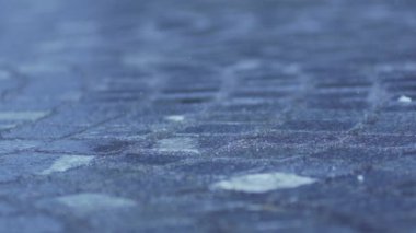 Islak granit düşen yağmur damlaları 