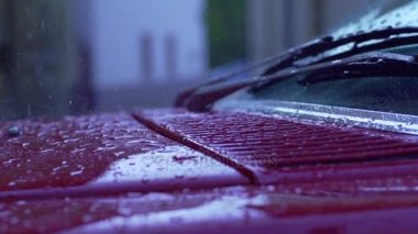 Arabanın üzerine düşen yağmur damlaları