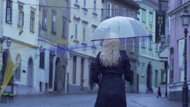 Femme qui s'en va avec son parapluie — Video