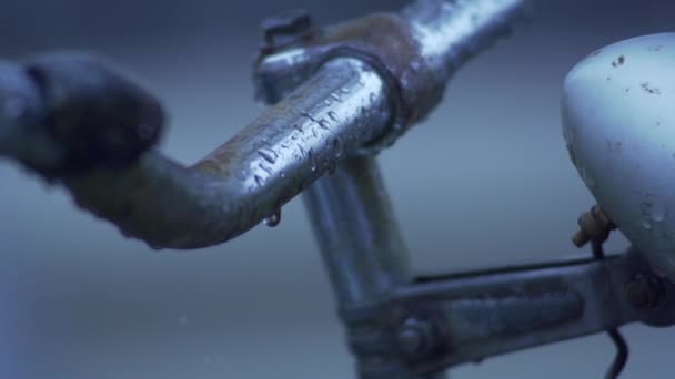 Gotas de chuva caindo na bicicleta — Vídeo de Stock