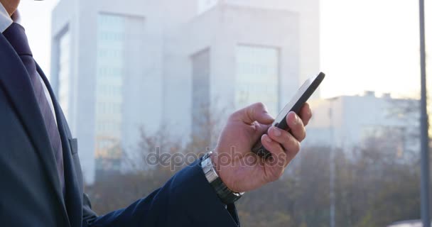 Business man writing message on phone — стоковое видео