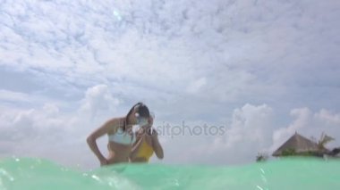 Okyanusta yürüyen kadınlar