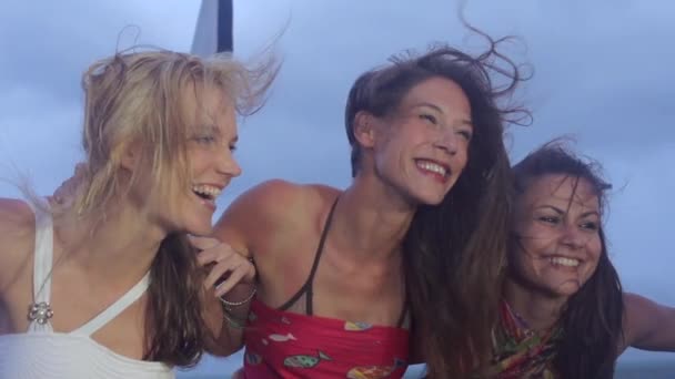 Молодые женщины на яхте — стоковое видео