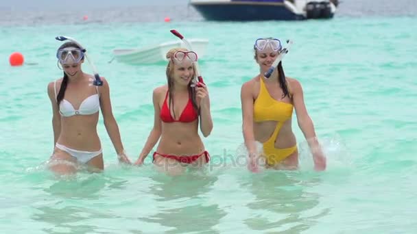 Mulheres com equipamento de snorkeling — Vídeo de Stock