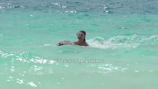 Seabob와 함께 수영 하는 여자 — 비디오