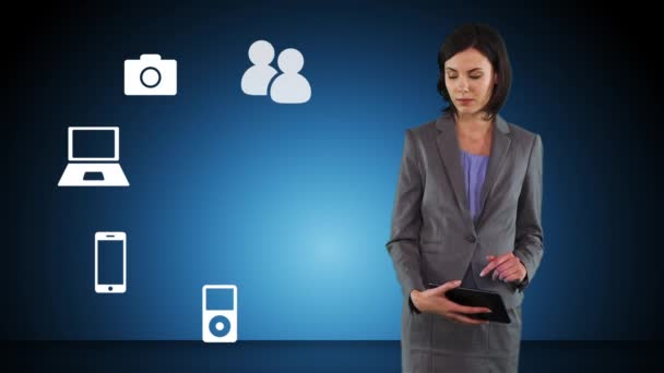 Affärskvinna med digitala tablett — Stockvideo