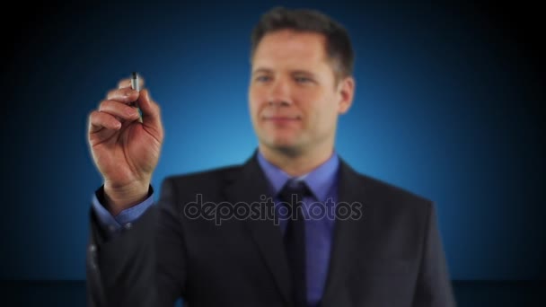 Hombre de negocios escribiendo con pluma — Vídeos de Stock