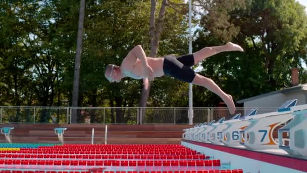 Swimmer Jumping Off  Block — Stock Video