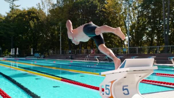 Nadador saltando fuera del bloque — Vídeo de stock