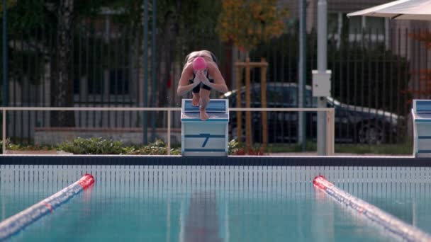 Schwimmerin springt vom Block — Stockvideo