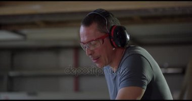 iş yerinde mutlu marangoz 