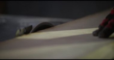 Elektrikli testere kullanan marangoz.