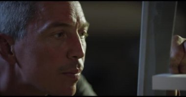 Profesyonel marangoz testere kullanarak