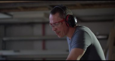 Koruyucu giysiler içinde profesyonel marangoz 