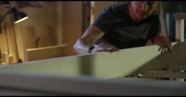 İş yerinde profesyonel marangoz 