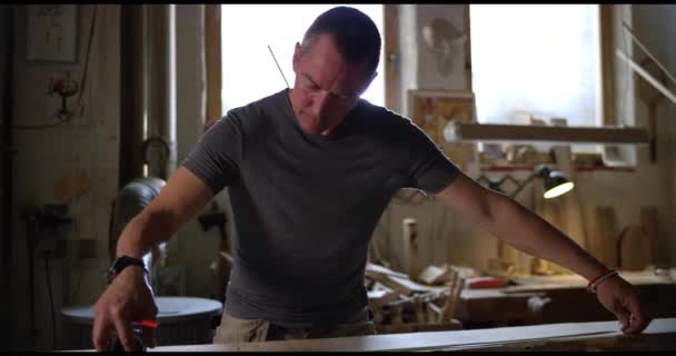 Carpinteiro profissional no trabalho — Vídeo de Stock