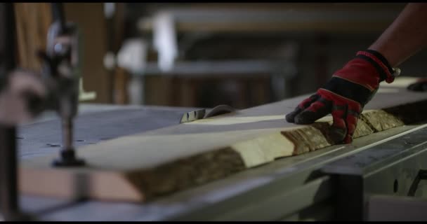 Carpinteiro usando serra elétrica — Vídeo de Stock
