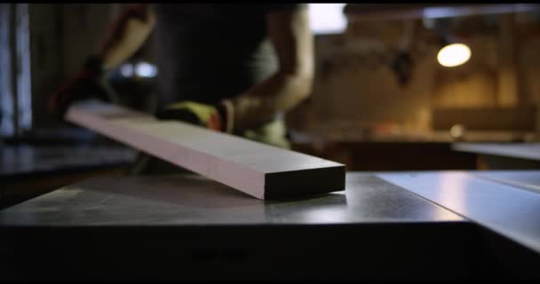Профессиональный плотник на работе — стоковое видео