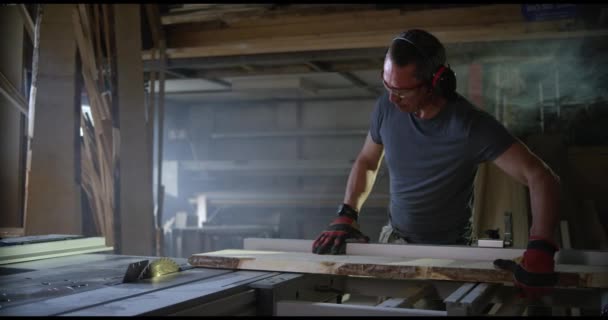 Elektrikli testere kullanan marangoz. — Stok video