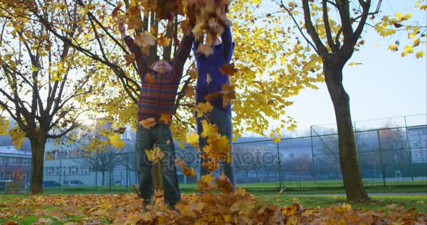 Chica y niño en el parque de otoño — Vídeo de stock