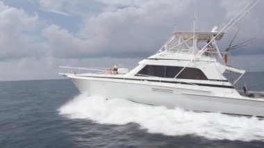 Genç kadınların rahatlatıcı ve an beyaz lüks yatta güneşli bir günde zevk gözlemleyerek görünümü