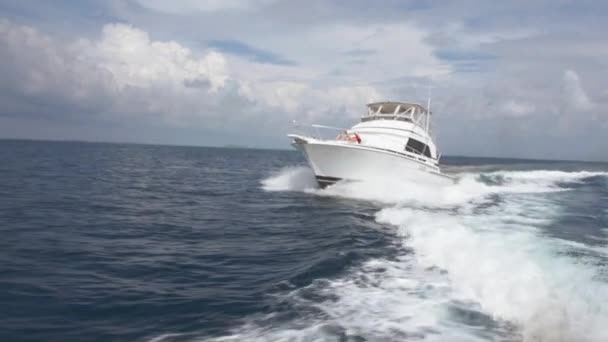 yacht blanc de luxe se déplaçant par l'océan tandis que les femmes se détendre et bronzer 