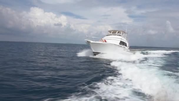 Witte Luxejacht Verplaatsen Door Oceaan Terwijl Vrouwen Ontspannen Zonnebaden — Stockvideo