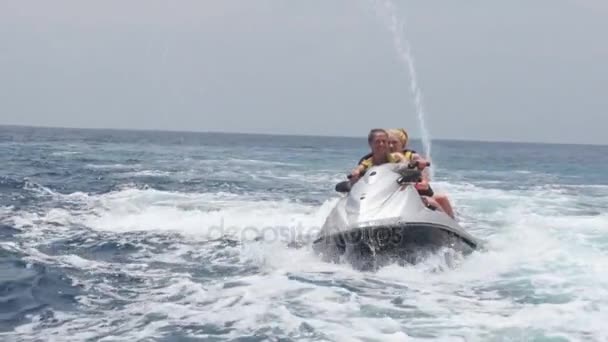 Görünüm Cesur Genç Kadınların Jet Ski Sürüş Birlikte Eğlenmek — Stok video