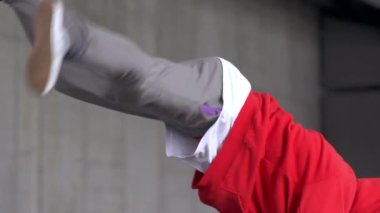 Breakdance 'in dans öğelerini gösteren genç adam 