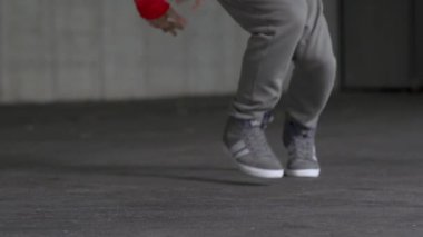 Breakdance 'in dans öğelerini gösteren genç adam 