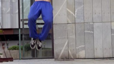 Breakdance 'in dans öğelerini gösteren genç adam 