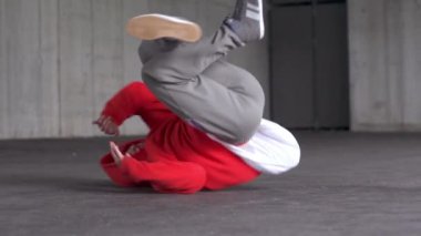 Breakdance 'in dans öğelerini gösteren genç adam 