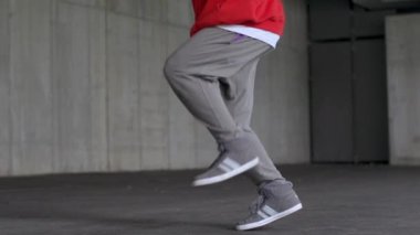 Breakdance 'in dans öğelerini gösteren genç adam 