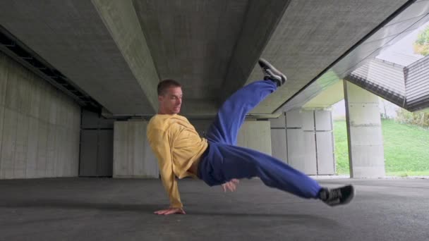 Jonge Breakdancer Dansen Parkeerplaats — Stockvideo