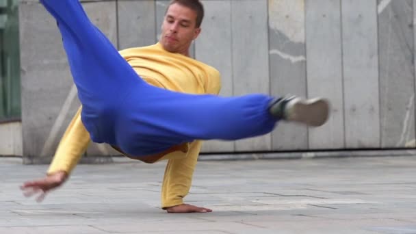 Breakdance Dans Öğelerini Gösteren Genç Adam — Stok video