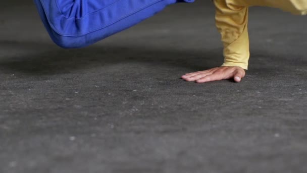 Νεαρός Που Δείχνει Χορευτικά Στοιχεία Του Breakdance — Αρχείο Βίντεο