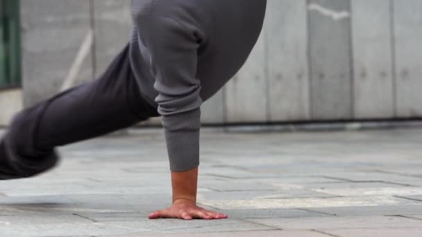 Jovem Mostrando Elementos Dançantes Breakdance — Vídeo de Stock